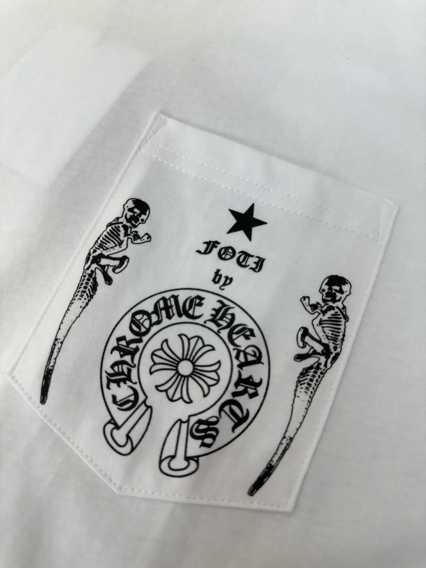 P240 Chrome Hearts/foti Lizard Man Family Portrait Short Sleeves Authentic Open Edition - Physical Counter - Top Luxury Quality 🆚 Instant sale of all editions on the market. The fabric is made of 26 weave 200g cotton. The printing is made of hand glue printing. Customized accessories. Size S M L